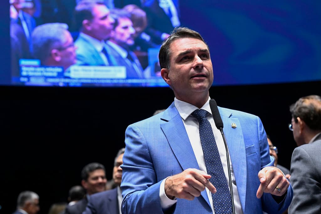Flávio Bolsonaro na Globo: candidato promete manter fim da escala 6x1 e defende financiamento de filme sobre o pai